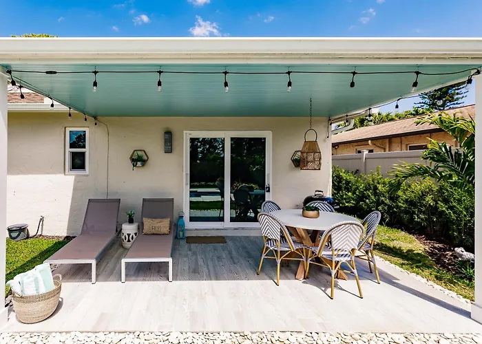 Naples Beach Retreat Bike To Beach! 4 Bed 2 Bath